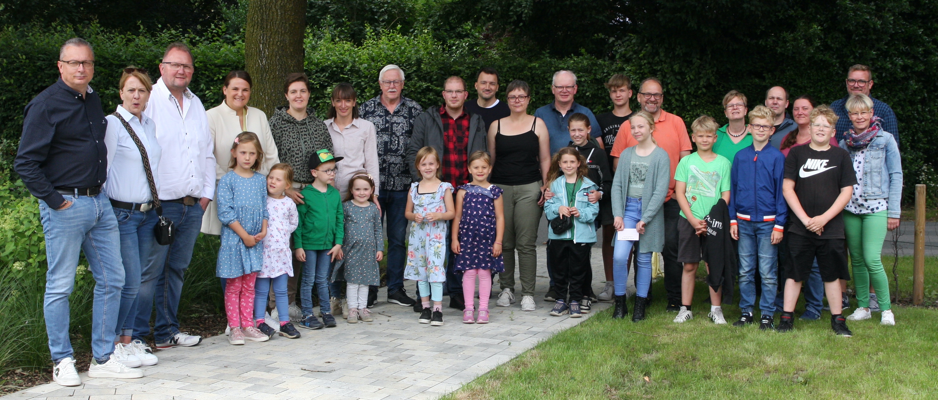 Teilnehmer und Eltern vor der Abfahrt