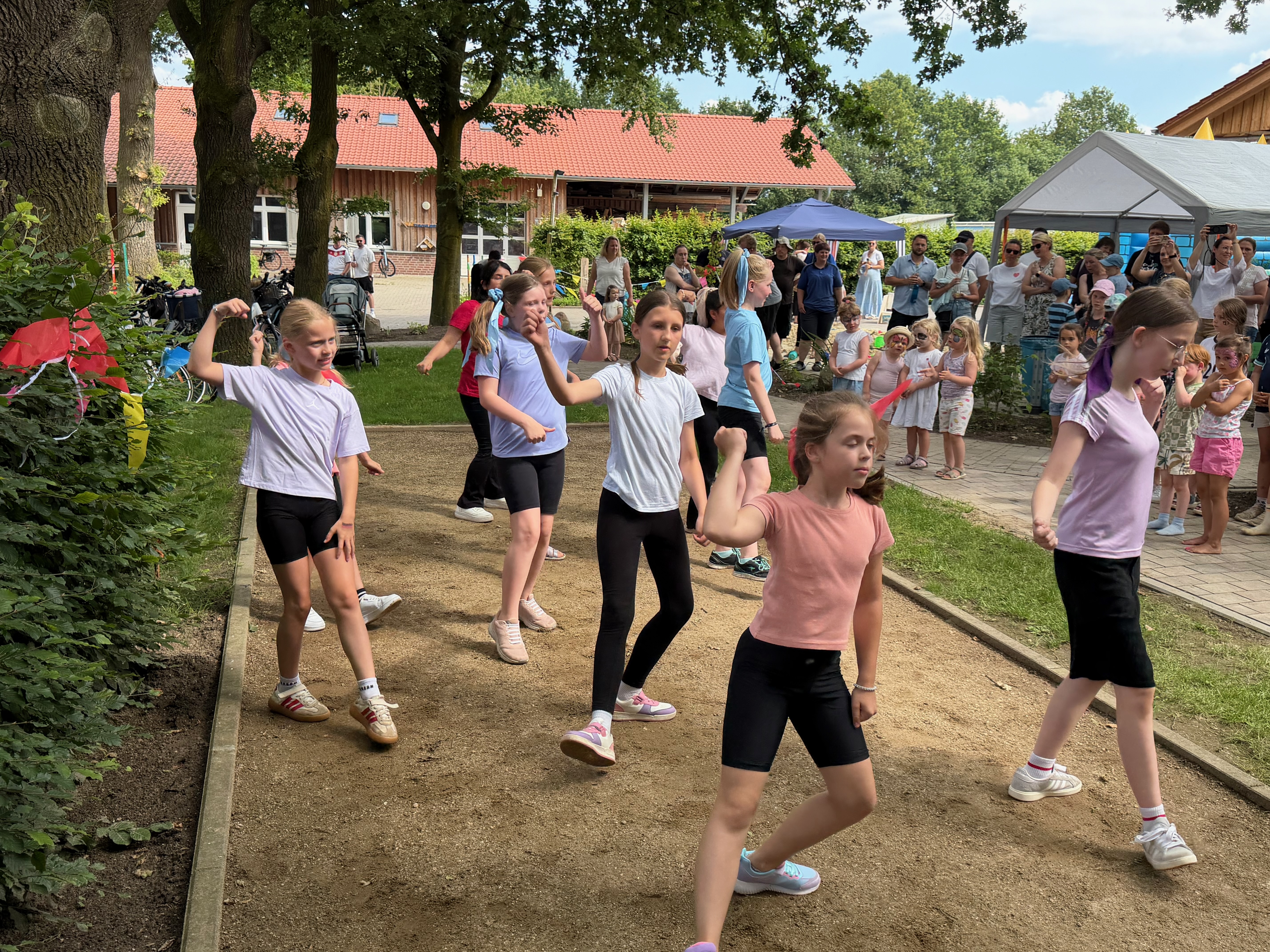 Gemeinsames Feiern beim Dorffest