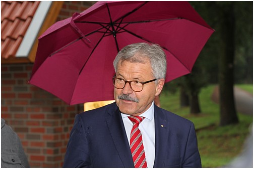 Ein gut gelaunter Bürgermeister begrüßt die Gäste zum Spatenstich!! Helmut Gels
