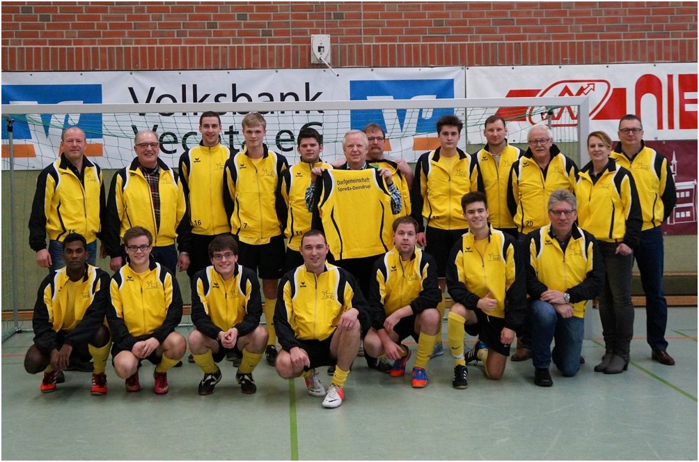Fußballteam der Dorfgemeinschaft mit neuen Sportjacken